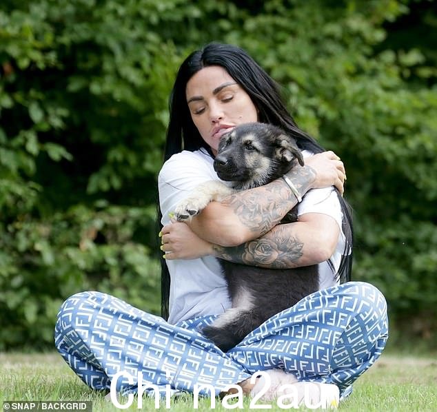 宠物家长:这位前魅力模特本月早些时候透露,她的保护犬 Blade 六月去世后,她收养了一只新宠物