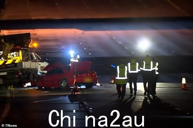 周三凌晨事故发生时,交通管制员将他的小货车(左)停在东部高速公路的出站车道上