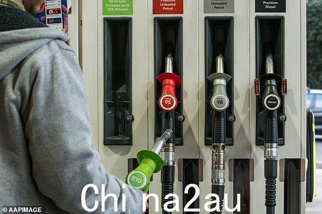 尽管澳元走弱,但汽油价格在一年内下跌了 7.6%,跟随原油价格的一些变动(图为悉尼加油站)