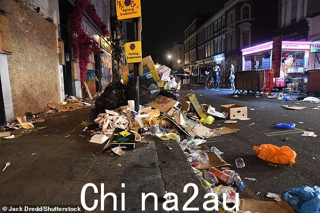 伦敦西部豪华郊区的街道现在被大堆垃圾覆盖