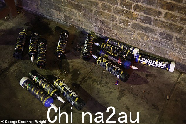 2023 年诺丁山狂欢节现场被遗弃在垃圾中的一氧化二氮罐