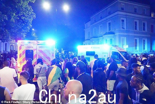 侦探们赞扬了整个周末的“积极”和“善良”气氛,但在周一银行假日的狂欢节演变成暴力事件后,警察被迫采取行动。图:两人救护车到达现场