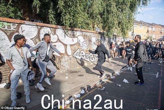 周一,一名男子在诺丁山狂欢节上光天化日之下在人群面前挥舞着砍刀式武器
