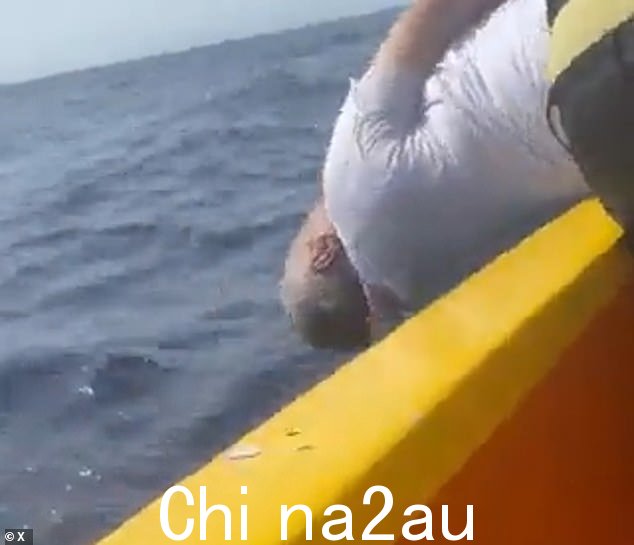富恩特斯在被指控盗窃价值数百万美元的可卡因后被从木筏上吊起,然后被扔进加勒比海