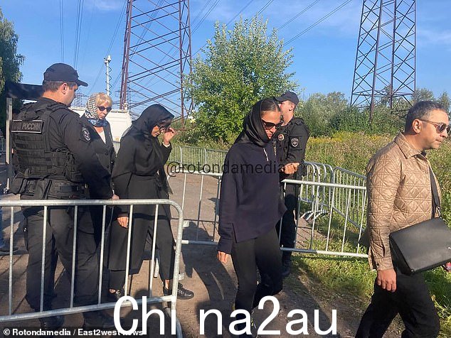 据报道,一名女子是叶夫根尼·普里戈任的遗孀柳博夫·普里戈任纳(左三)和他的女儿波琳娜(左四)于周二离开圣彼得堡的墓地。参加瓦格纳军阀的葬礼。然而,有人声称这张照片中看到的不是普里戈任娜,而是普里戈任替身的妻子