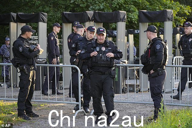 8月29日,俄罗斯圣彼得堡波罗霍夫斯科耶公墓入口处,警察守卫,墓地仓促架设金属探测器