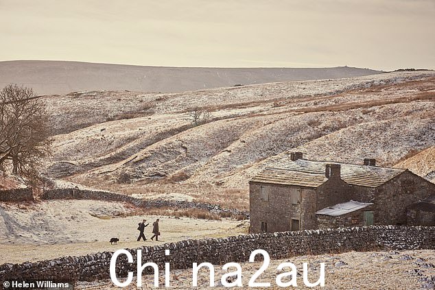 哇!第四季开始于 1940 年,v人们对战争威胁感到忧心忡忡,而特里斯坦在征召入伍后缺席了” class=