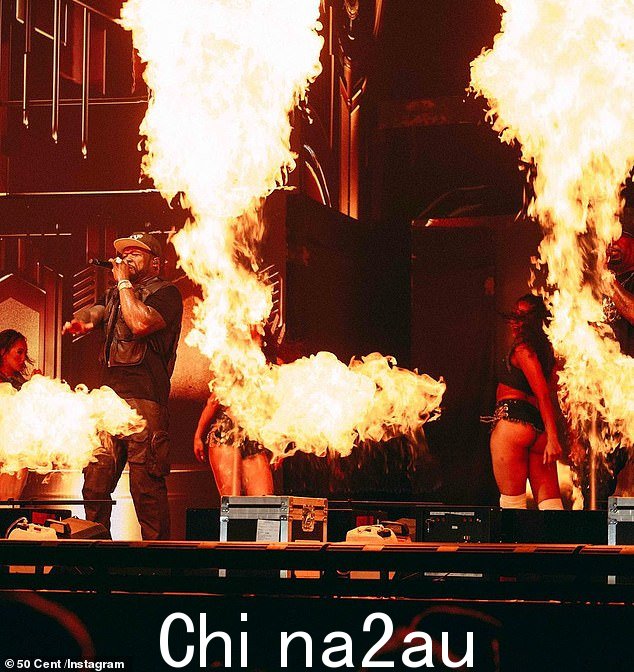 气温上升:50 度 - 出生于柯蒂斯·詹姆斯·杰克逊三世 (Curtis James Jackson III) - 周一通过 Instagram 向粉丝们透露了这一消息,并附上了他演出中的火热照片