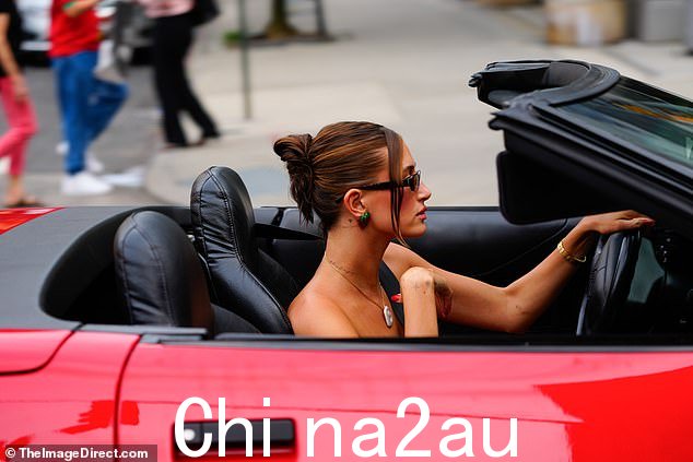 驾驶:她驾驶一辆复古红色克尔维特抵达活动现场,与她的连衣裙相配