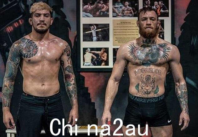 丹尼斯(左)因与 UFC 偶像康纳·麦格雷戈一起训练而闻名