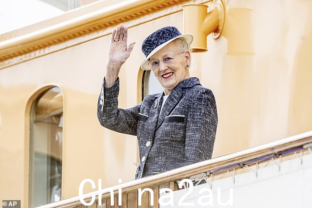 Margrethe 穿着配套的海军蓝色西装外套和帽子,搭配白色中长裙和乐福鞋,看起来很优雅