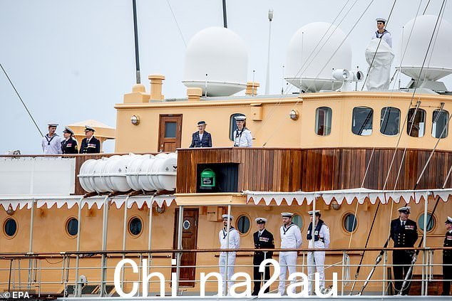 在皇家游艇上时,玛格丽特的两侧是水手、游艇工作人员和保安团队