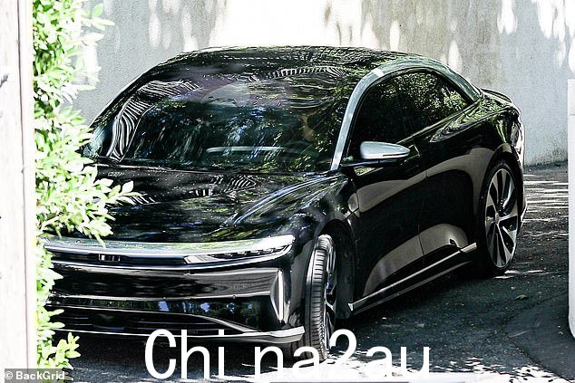 尚未完成:本月早些时候,尽管有传言称这位《请以你的名字呼唤我》明星“抛弃”了两个孩子的妈妈,但两人仍处于恋爱关系中=