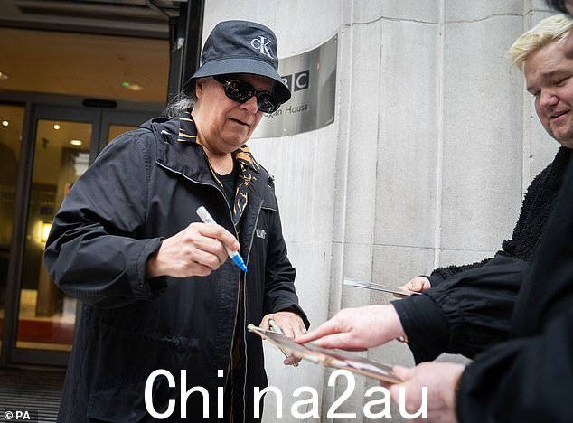 快乐的日子:专辑发行消息公布当天,他高兴地为在BBC广播大楼外等待的歌迷签名