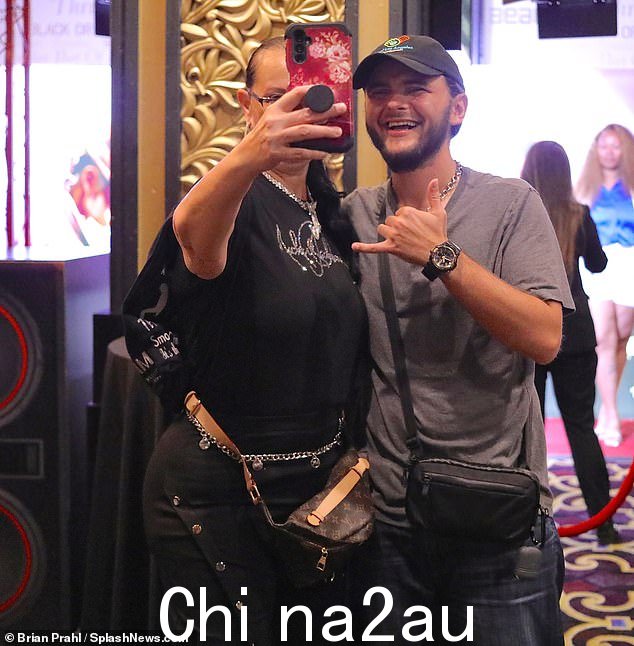 MIA:他们 25 岁的妹妹帕丽斯·杰克逊 (Paris Jackson) 25 岁,目前正在与她的乐队一起巡演,外出期间没有出现