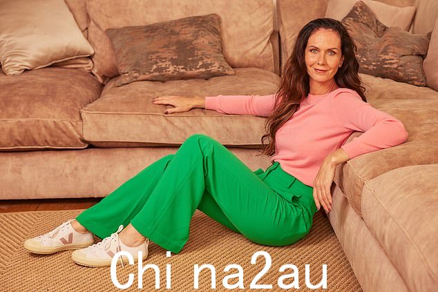 艾比·科恩在手术后的独家采访中在北安普顿的家中拍照,透露她的肠癌已成功治疗。