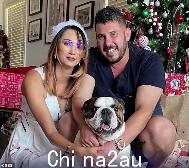 Josh 与他的伴侣合影,在悉尼西南 60 公里的纳雷兰 (Narellan) 购买了他的第一套房子