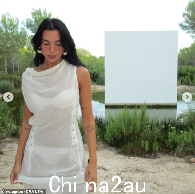 尽情享受!Dua 与父母和男友 Romain Gavras 在伊维萨岛享受家庭假期