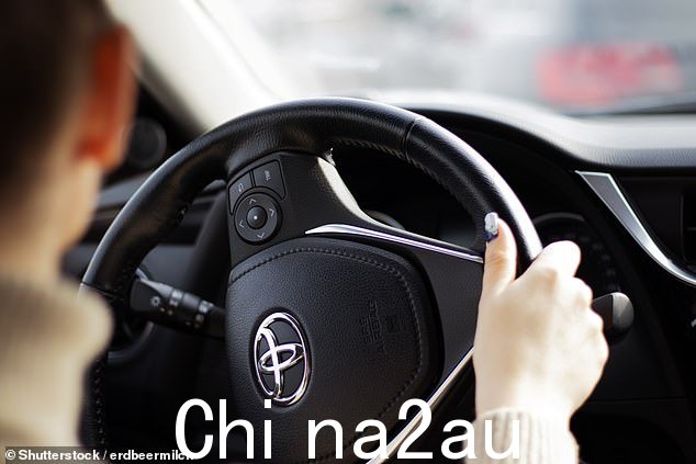 丰田首款全电动汽车在当地的上市将推迟数月,预计要到明年 2 月才能上市。照片中一名女子驾驶丰田汽车