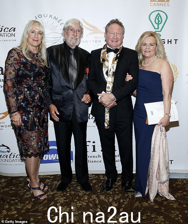 Andrew Forrest(右二)和他的妻子 Nicola(右)结婚 31 年