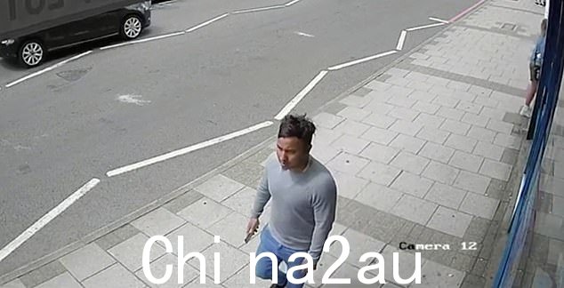 他随后走开,年轻女孩跟着里面的女人