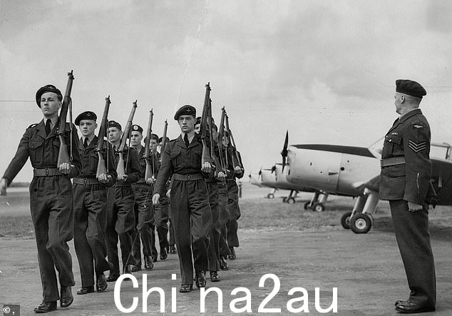 1951 年,国民服役人员在白金汉郡的英国皇家空军布克基地与皇家空军一起训练