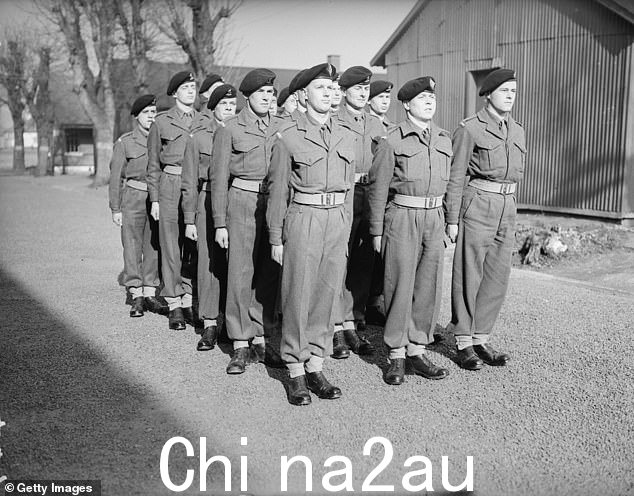 1952 年入伍的国民服役新兵列队