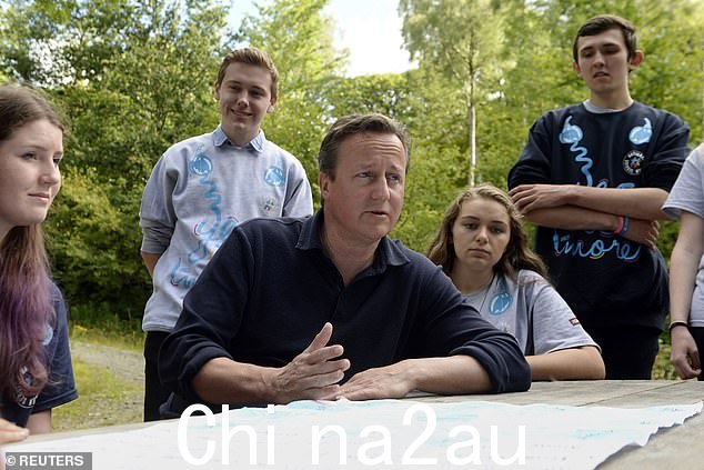 Onward 的提议将比戴维·卡梅伦 (David Cameron) 领导下建立的国家公民服务 (National Citizen Service) 更进一步(如图所示,2015 年)