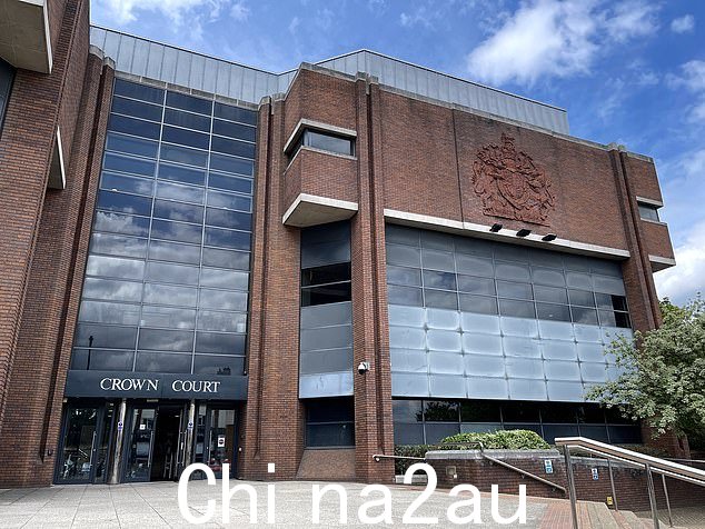 Michael Elrick 用这笔钱过着奢华的生活方式,在顶级餐厅用餐并乘坐飞机飞往全球各地,哈罗刑事法庭听到了