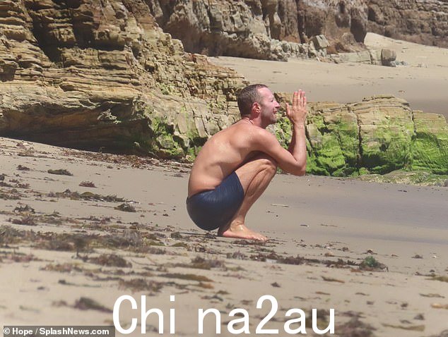 感恩:随后,这位英国歌手在水中畅游,并在岸上祈祷,感谢这美好的一天