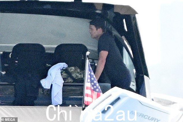 放松:明星在繁忙的日程中享受海上时光
