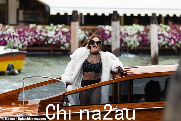 难以置信:这位 32 岁的歌手在暴露她闪闪发光的内衣的透明套装中几乎没有留下任何想象空间