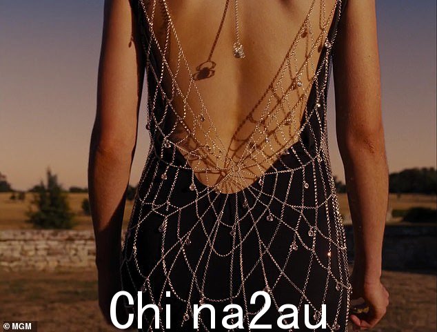 哇:罗莎蒙德的裙子有复杂的蹼设计