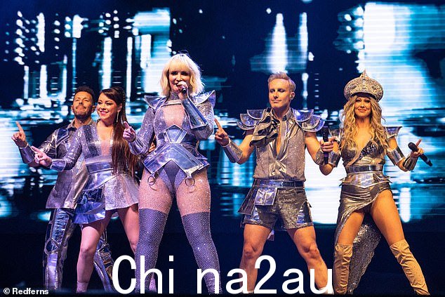 热门歌曲制作者:Steps 凭借热门歌曲 5、6、7、8 和 Tragedy 取得了排行榜冠军,最近在 Brighton Pride 上表演(如图所示,2022 年)