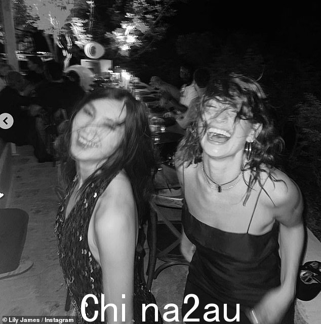 夜晚外出:莉莉与朋友们分享了更多她旅行中的帖子,包括她的好朋友兼演员杰玛·陈 (Gemma Chan),他们一起享受了一个夜晚