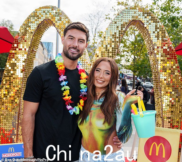互爱:在讨论回报时,利亚姆说:“我们一直很喜欢麦当劳。米莉对麦当劳很着迷。在《大富翁》回归之前,炒作一下就好了'