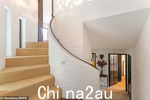 Home:娜塔莉在 90 年代的澳大利亚肥皂剧《邻居》中开启了她的职业生涯,她成年后的大部分时间都在英国生活,甚至于 2013 年获得了英国公民身份
