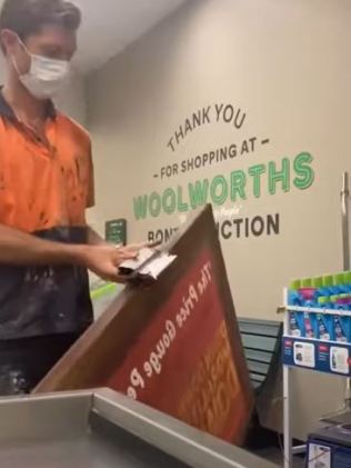 一名孤独的抗议者，手持武器为了应对飞涨的杂货价格，模板和油漆已针对澳大利亚的大型超市。图片：Youtube。