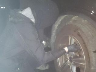 气候活动人士已对“汽油”轮胎进行了放气一辆SUV在墨尔本富裕的图拉克郊区过夜。图片：轮胎灭火器。