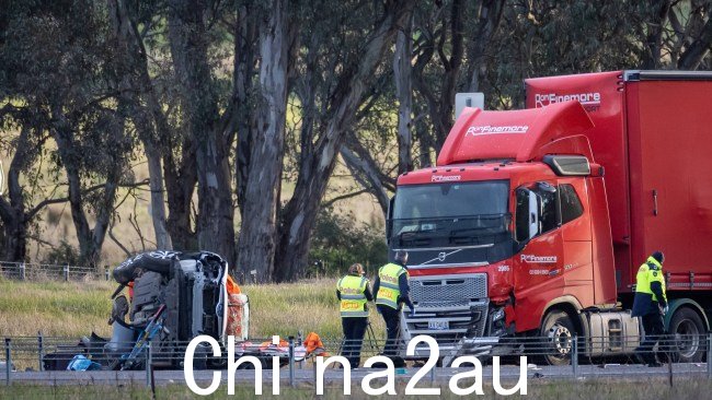 Assistant道路治安专员格伦·威尔警告司机,一瞬间的疏忽可能会导致灾难性的后果。图片:提供的“sizes=”150px”src=“https://content.api.news/v3/images/bin/441c6c4d7c12d894e67394676a570eb2”loading=“lazy”/><figcaption class=“media-caption g_font-body-s” “道路治安助理专员格伦·威尔 (Glenn Weir) 警告司机,一瞬间的注意力不集中可能会导致灾难性的后果。图片:提供</figcaption><p>“每秒 30m,B-double 的重量很大。犯错的余地为零,”他说。</p><p>卡车司机受了重伤,没有生命危险,被送往医院,同时明显受到了这一事件的震动。</p><p>“他只是开车去上班威尔先生说。</p><p>警方已经从卡车上获得了行车记录仪的录像,无论他们认为如何,这些录像都将用于他们的调查碰撞是由于注意力不集中而不是驾驶不当造成的。</p><img class=