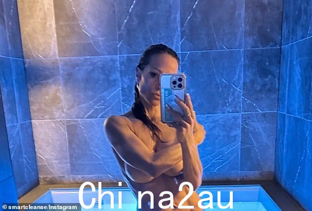 这位健康大师在其 Smart Cleanse 排毒业务的 Instagram 页面上发布的裸照(如图)中展示了她健美的身材