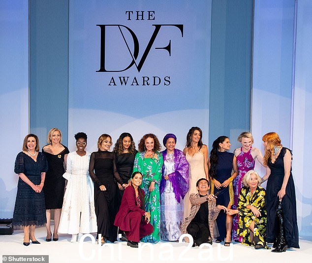 女孩们来了:Nancy Pelosi、Francine Lacqua、Joy Buolamwini、Lilly Singh、Diane von Furstenberg、Amina Mohammed、Amal 、Maria Ressa、Alyse Nelson 和 Emma 合影留念