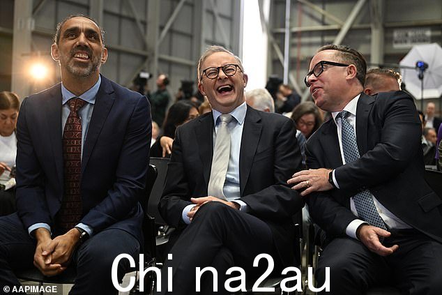 反对党领袖彼得·达顿(Peter Dutton)周五将矛头指向了两人的亲密关系,他指责两人“太亲密”(图为阿尔巴尼斯先生和乔伊斯先生在八月的澳航活动中)