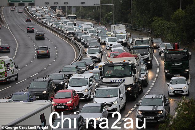 今天伦敦东南部格林威治的 A102M Blackwall 隧道引道交通拥堵。铁路罢工可能导致更多人走上公路