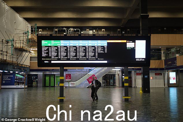尤斯顿车站通常会挤满早上的通勤者,但今天几乎完全空无一人