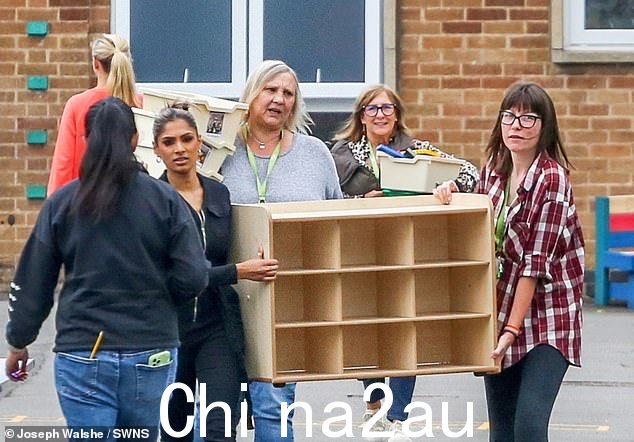 工作人员今天从莱斯特威洛布鲁克米德小学搬走家具,出于安全考虑,学校被告知关闭一些建筑物