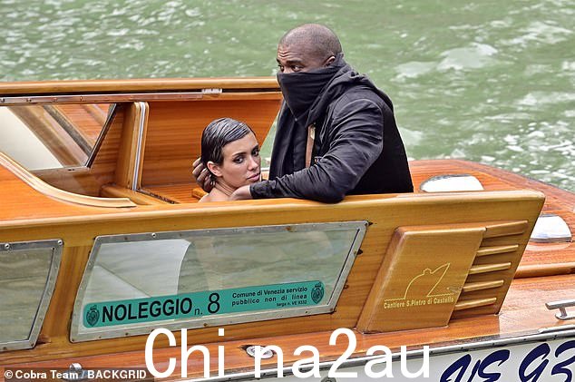 引起轰动:这对夫妇的照片显示说唱歌手坐在河上出租车的后面,而 Censori 似乎将头枕在他的腿上