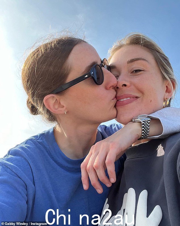 Smooch!她附上了一张接受新女友亲吻的照片