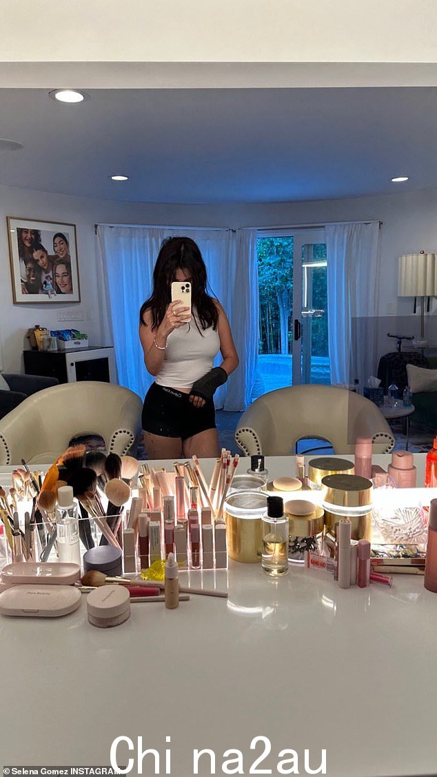 哎呀!赛琳娜·戈麦斯 (Selena Gomez) 承认她被长长的夏装绊倒,导致手部受伤
