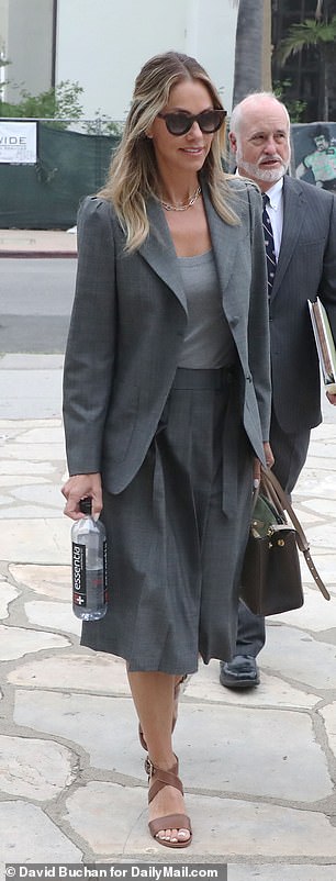 Baumgartner,49 岁,尽管圣巴巴拉有雾天,还是选择了严重的灰色剪裁和太阳镜,并将头发半挽起来
